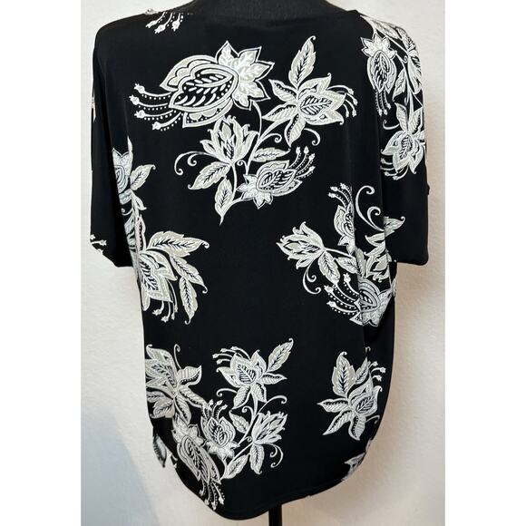 Chico's Black Floral Side Tie Short Sleeve Blouse Size 2 (Large) - Picture 3 of 4